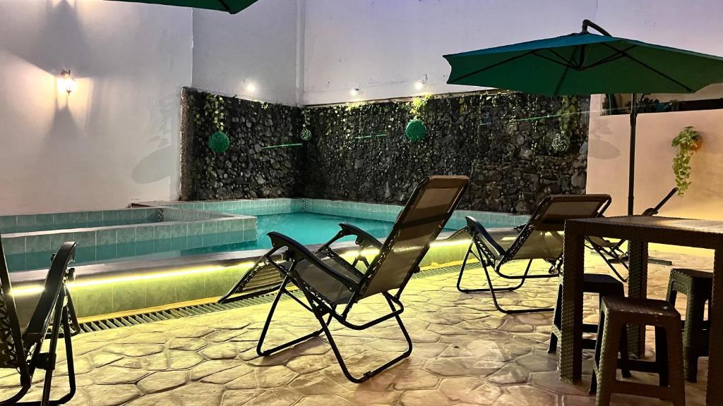 Bazén v ubytování Hotel Las Brisas nebo v jeho okolí