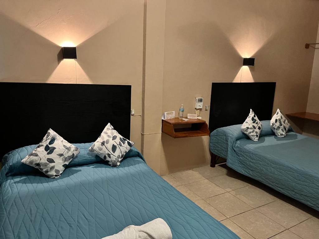 Postel nebo postele na pokoji v ubytování Hotel Las Brisas