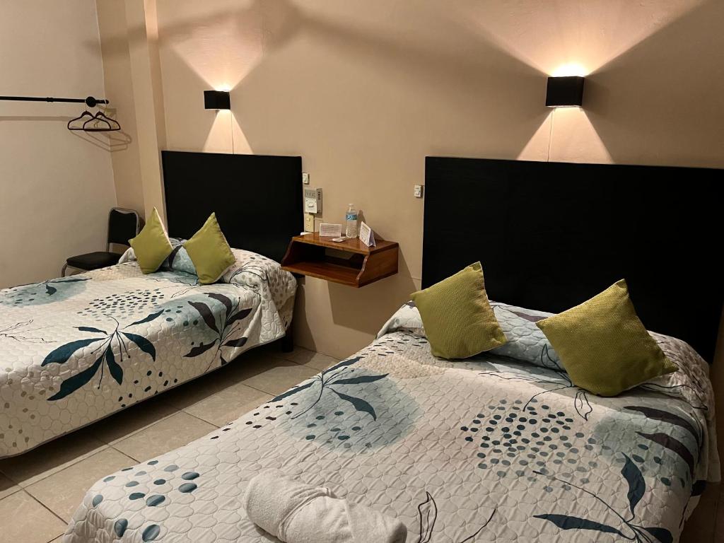 Postel nebo postele na pokoji v ubytování Hotel Las Brisas