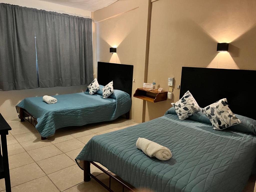 Postel nebo postele na pokoji v ubytování Hotel Las Brisas