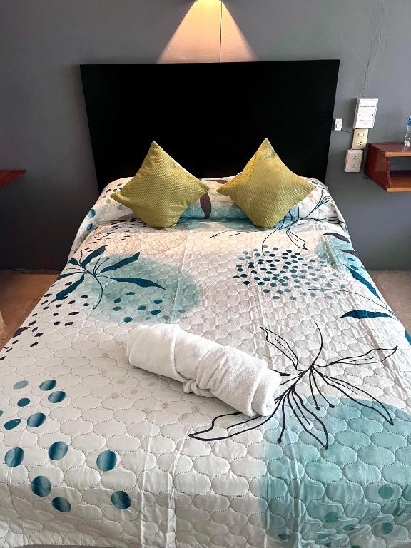 Postel nebo postele na pokoji v ubytování Hotel Las Brisas