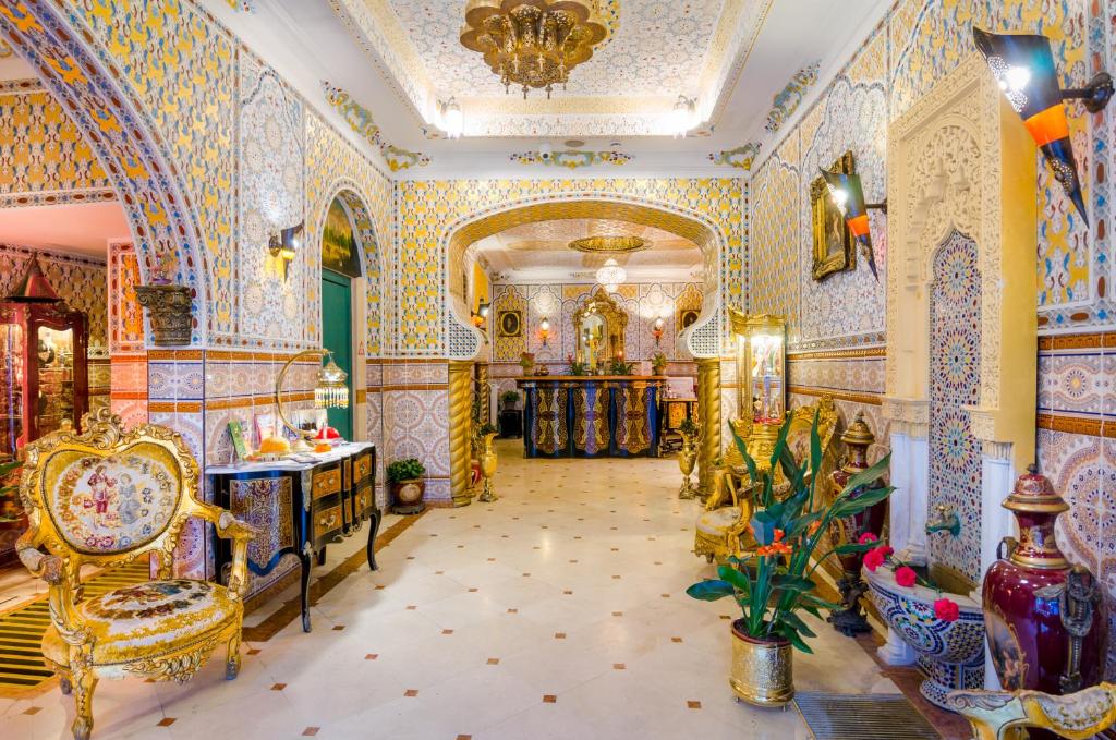 une grande chambre avec des murs colorés et une chambre avec des chaises dans l'établissement Hotel Mozart, à Bruxelles