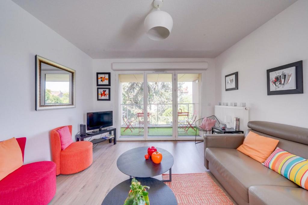 un salon avec un canapé et une table dans l'établissement Ravissant appartement aux Chartrons avec Parking, à Bordeaux