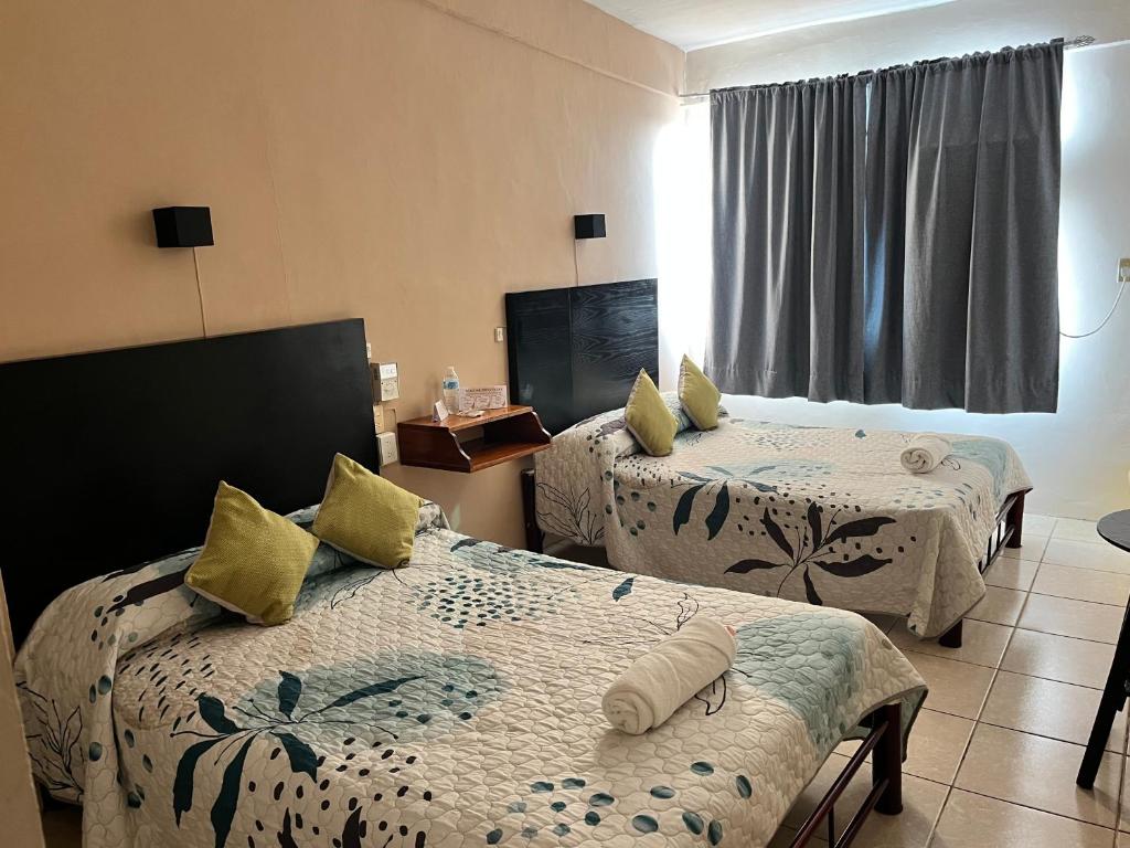 Postel nebo postele na pokoji v ubytování Hotel Las Brisas