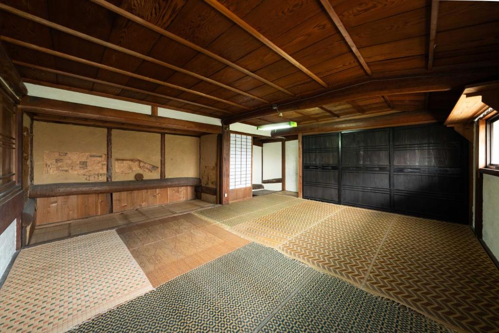 倉敷市にある倉敷の宿Retreat KOBAYASHI 1棟貸切 1日1組限定 11LLDDK 520平米 102年前の伝説の建物 瀬戸内芸術祭2025 直島 美観地区 最大10名 駐車場3台 ベッド8台のギャラリーの写真