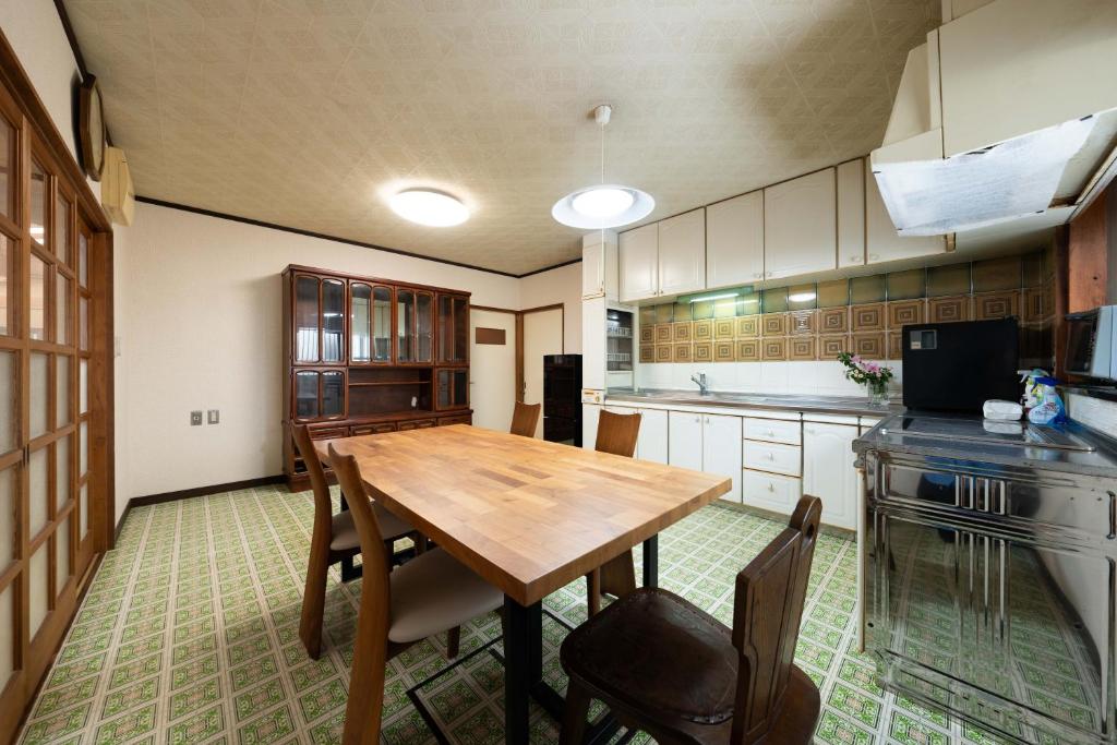 倉敷の宿Retreat KOBAYASHI 1棟貸切 1日1組限定 11LLDDK 520平米 102年前の伝説の建物 瀬戸内芸術祭2025 直島 美観地区 最大10名 駐車場3台 ベッド8台にあるキッチンまたは簡易キッチン