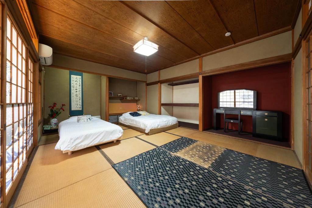 倉敷市にある倉敷の宿Retreat KOBAYASHI 1棟貸切 1日1組限定 11LLDDK 520平米 102年前の伝説の建物 瀬戸内芸術祭2025 直島 美観地区 最大10名 駐車場3台 ベッド8台のベッドルーム(ベッド2台、テレビ付)