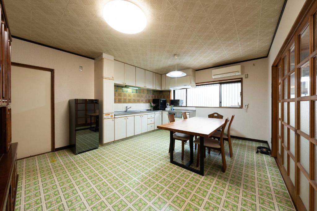 倉敷の宿Retreat KOBAYASHI 1棟貸切 1日1組限定 11LLDDK 520平米 102年前の伝説の建物 瀬戸内芸術祭2025 直島 美観地区 最大10名 駐車場3台 ベッド8台にあるキッチンまたは簡易キッチン