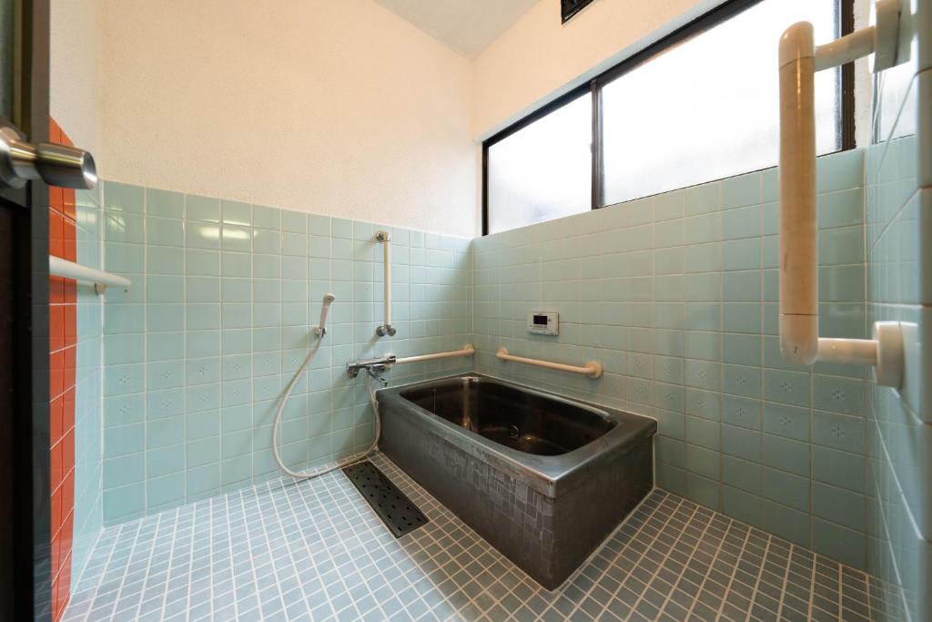 倉敷の宿Retreat KOBAYASHI 1棟貸切 1日1組限定 11LLDDK 520平米 102年前の伝説の建物 瀬戸内芸術祭2025 直島 美観地区 最大10名 駐車場3台 ベッド8台にあるバスルーム
