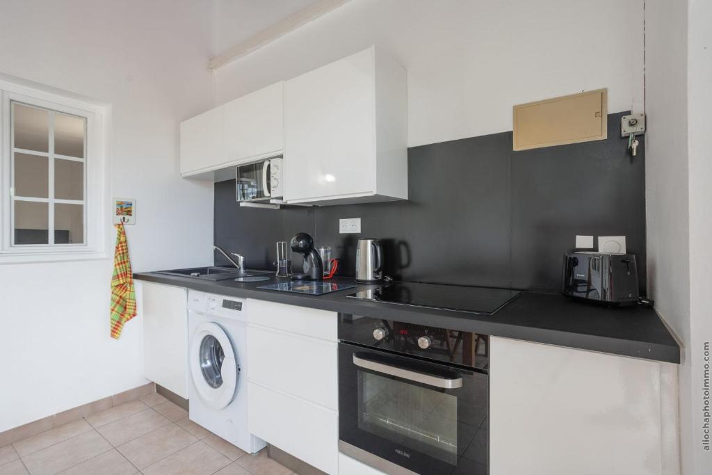 Kuchyň nebo kuchyňský kout v ubytování Superbe Duplex T2 Grand Rivière 3 étoiles