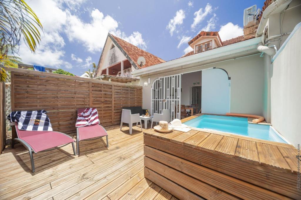 Bazén v ubytování Superbe Duplex T2 Grand Rivière 3 étoiles nebo v jeho okolí