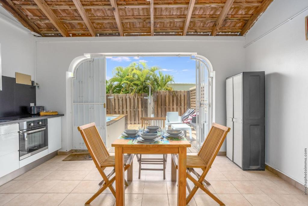 Kuchyň nebo kuchyňský kout v ubytování Superbe Duplex T2 Grand Rivière 3 étoiles