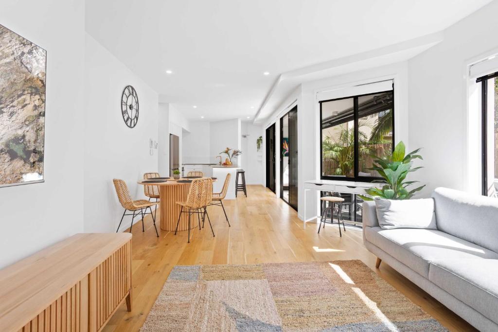 Χώρος καθιστικού στο Private Burleigh Retreat, Short Walk to Beach