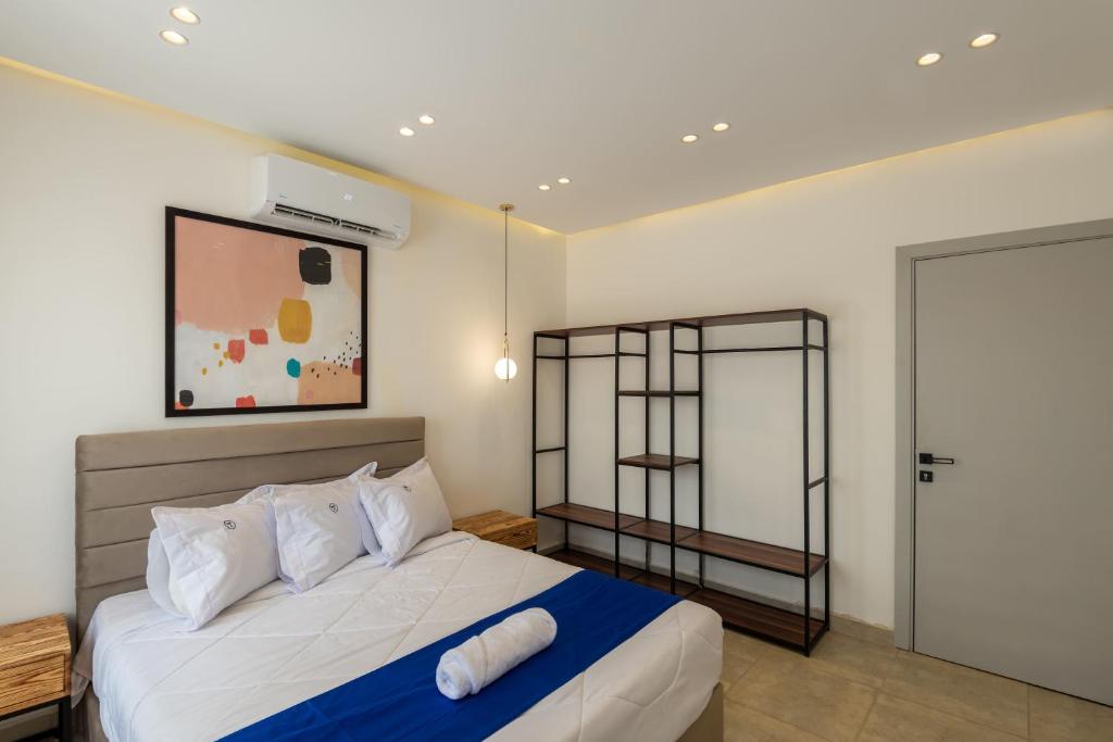 Postel nebo postele na pokoji v ubytování Golden 4BR Villas by Travelholic