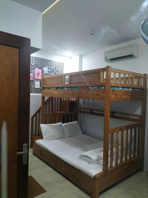 Postel nebo postele na pokoji v ubytování Tây Nguyên Hotel Đà Nẵng