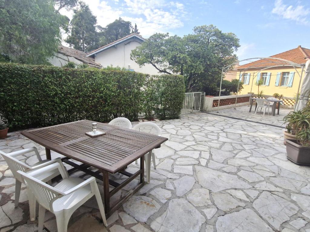 Appartement 2 pièces climatisé avec terrasse et parking, proche centre Sainte-Maxime