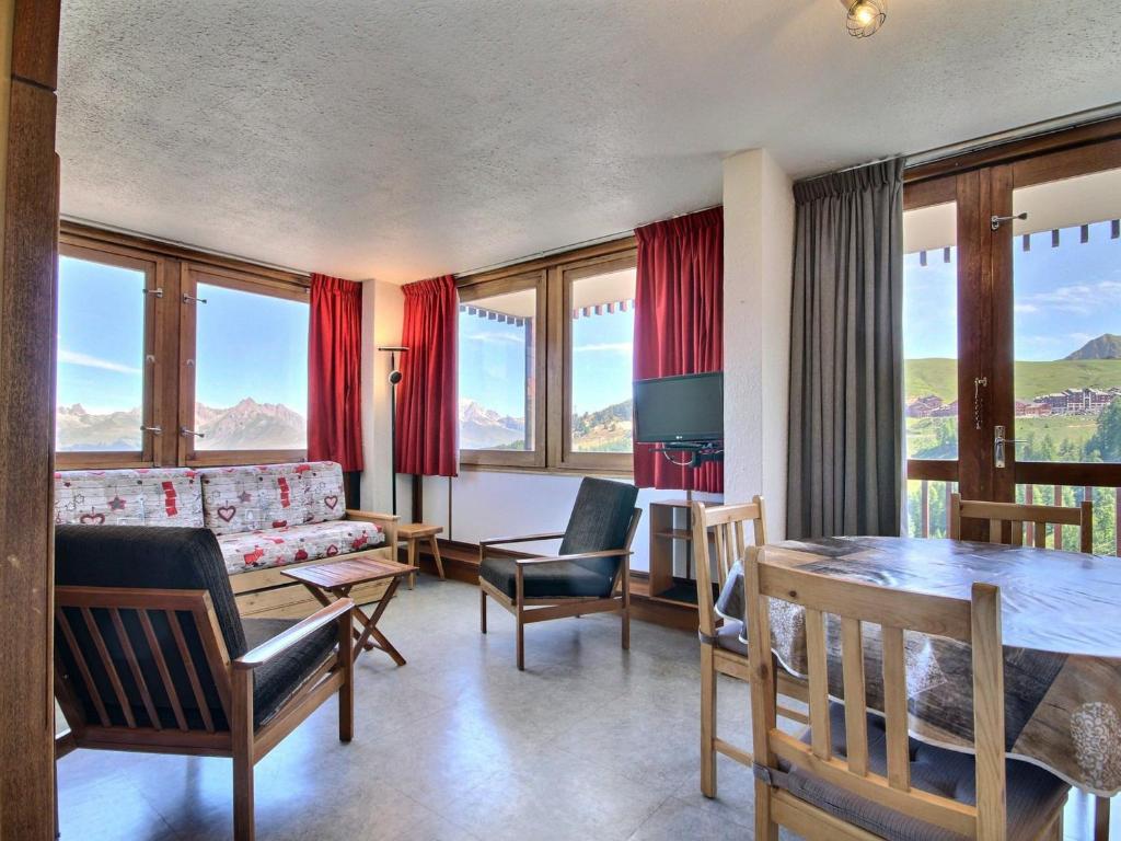 un salon avec un canapé et une table dans l'établissement Appartement 2 pièces au pied des pistes, balcon, cuisine équipée - FR-1-455-259, à La Plagne Tarentaise