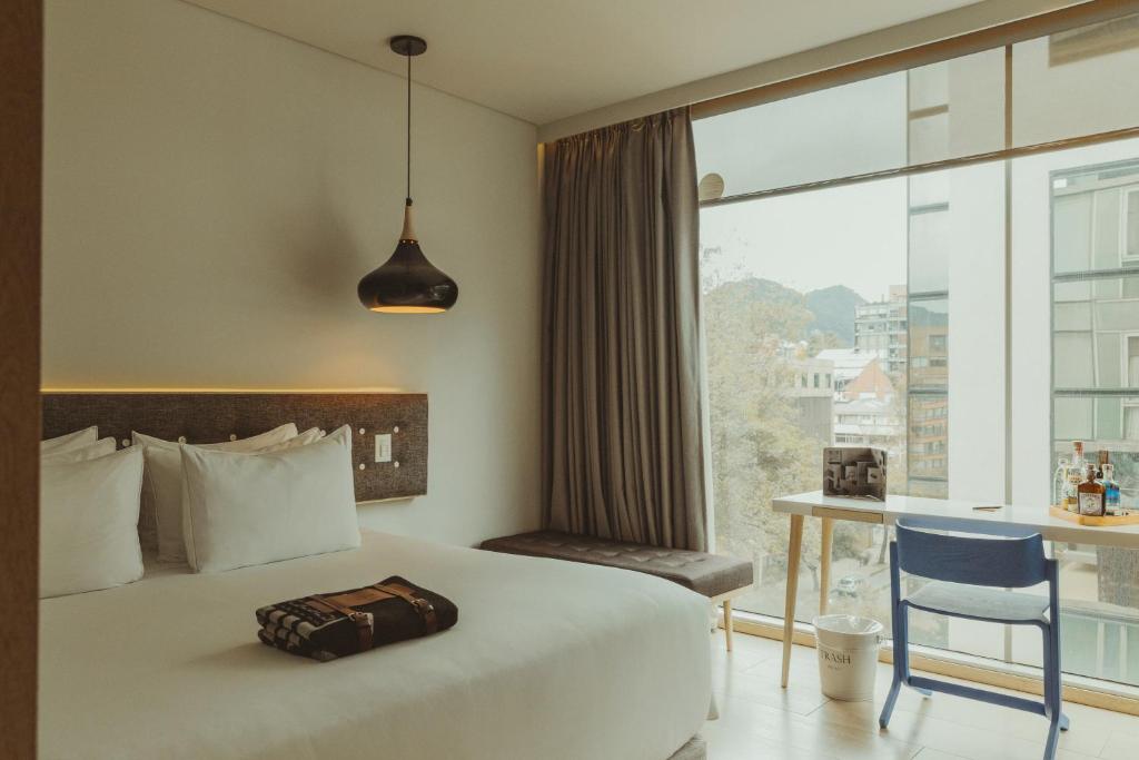 Ein Bett oder Betten in einem Zimmer der Unterkunft The Click Clack Hotel Bogotá