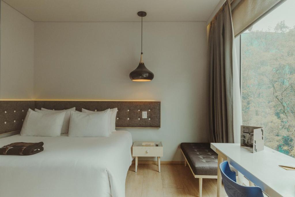 Ein Bett oder Betten in einem Zimmer der Unterkunft The Click Clack Hotel Bogotá