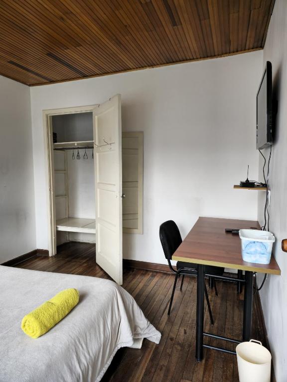 TV a/nebo společenská místnost v ubytování Casa en Bogotá ubicada en zona central
