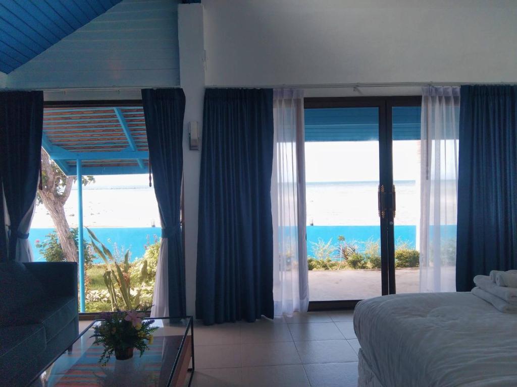 une chambre avec un lit et une vue sur l'océan dans l'établissement Samui Tonggad Resort, à Koh Samui 