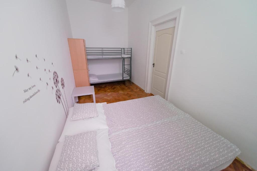 Posteľ alebo postele v izbe v ubytovaní Budapest Party Hostel at Udvarom