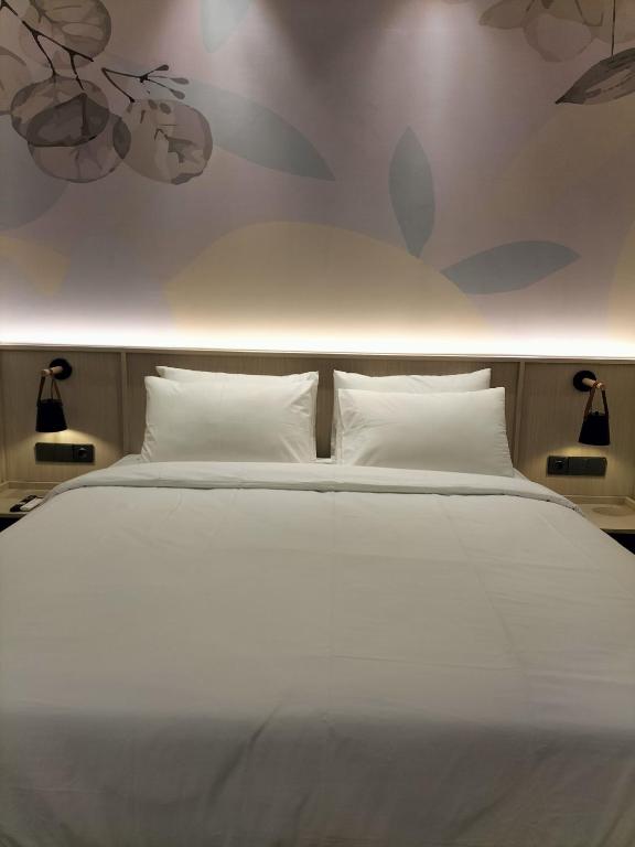 Postel nebo postele na pokoji v ubytování True Blue Hotel Menteng