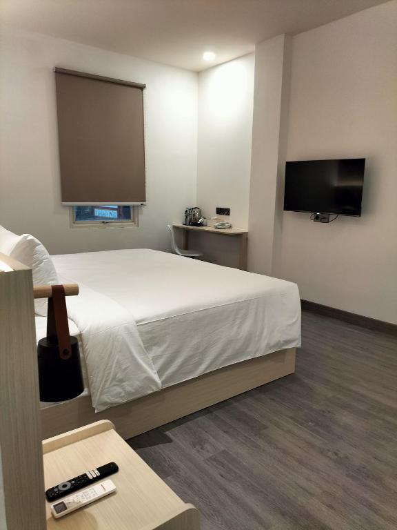 TV a/nebo společenská místnost v ubytování True Blue Hotel Menteng