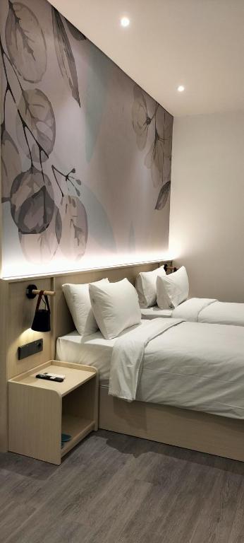 Postel nebo postele na pokoji v ubytování True Blue Hotel Menteng