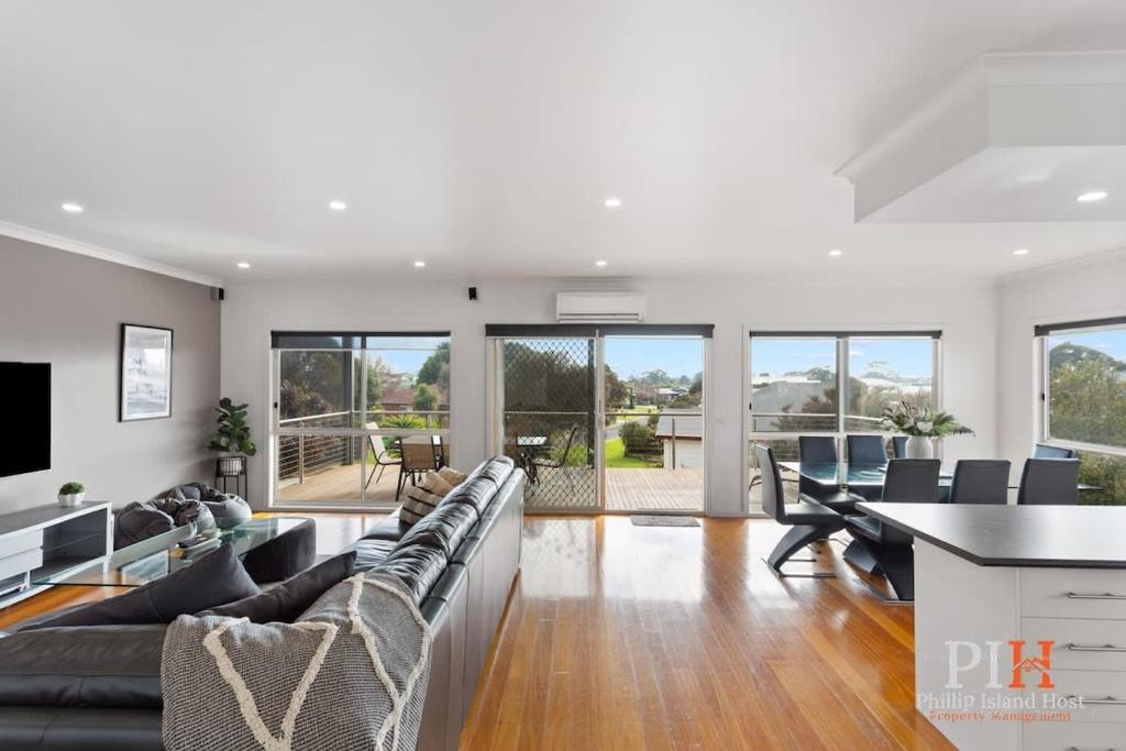 a living room with a couch and a table at Spacious 4-Bd in Cowes sleeps 8 in Cowes