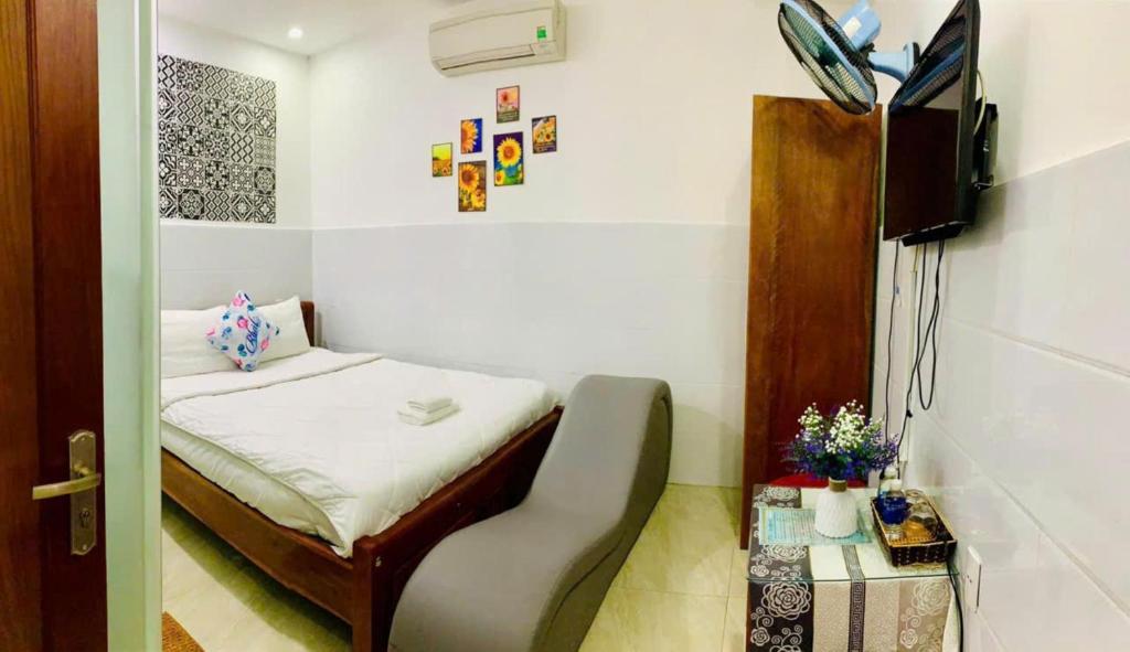 Postel nebo postele na pokoji v ubytování Tây Nguyên Hotel Đà Nẵng