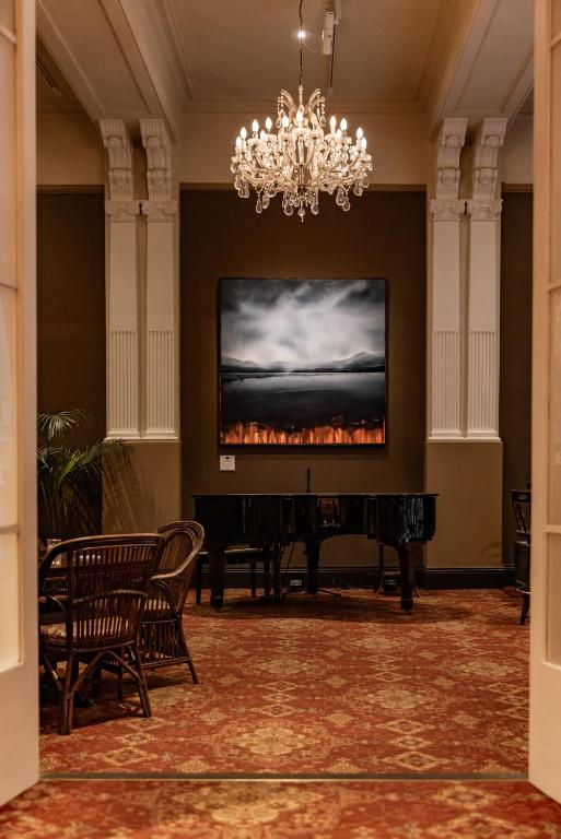 TV a/nebo společenská místnost v ubytování Hadley's Orient Hotel