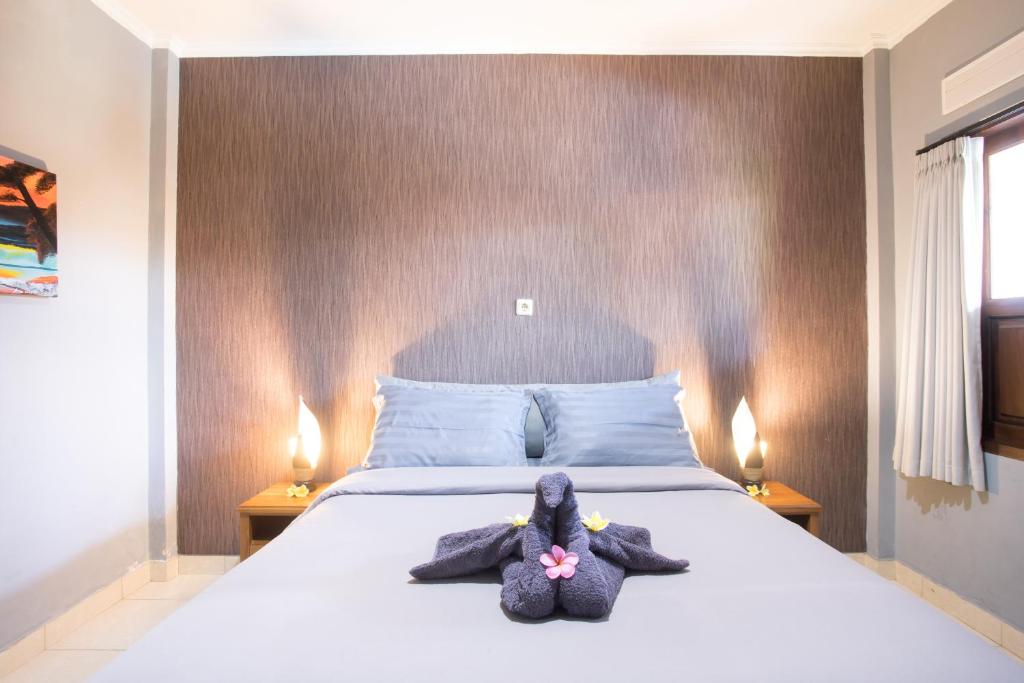 Postel nebo postele na pokoji v ubytování Jazz Senggigi Hotel