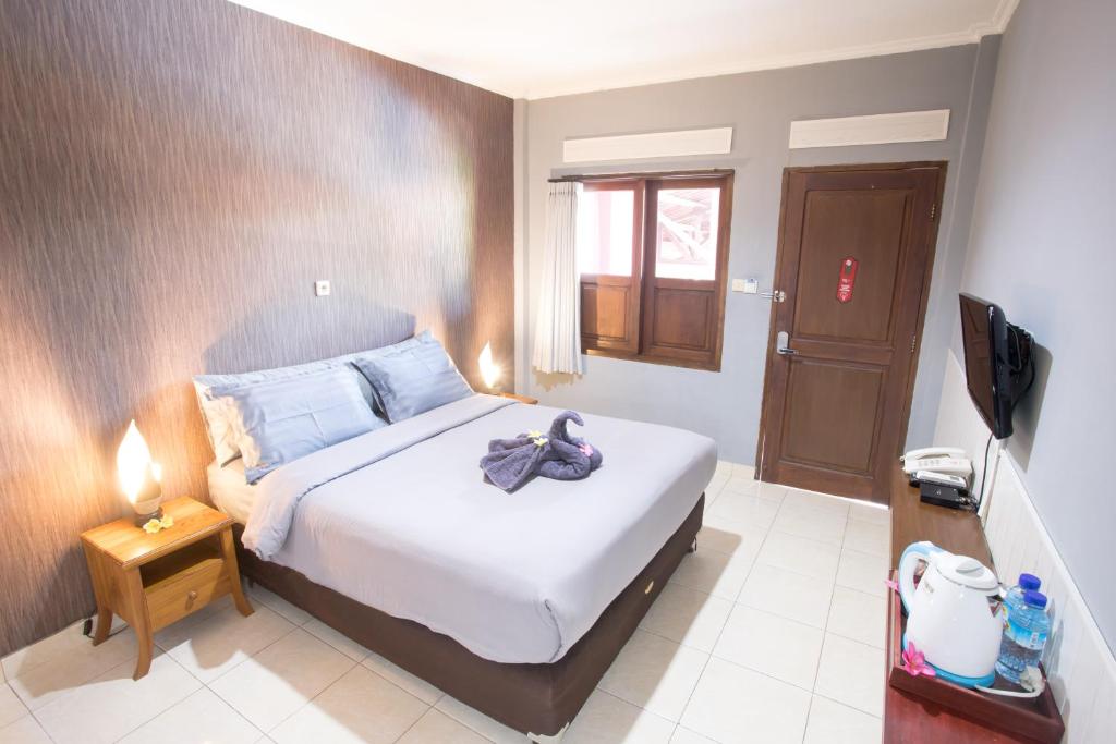 Postel nebo postele na pokoji v ubytování Jazz Senggigi Hotel