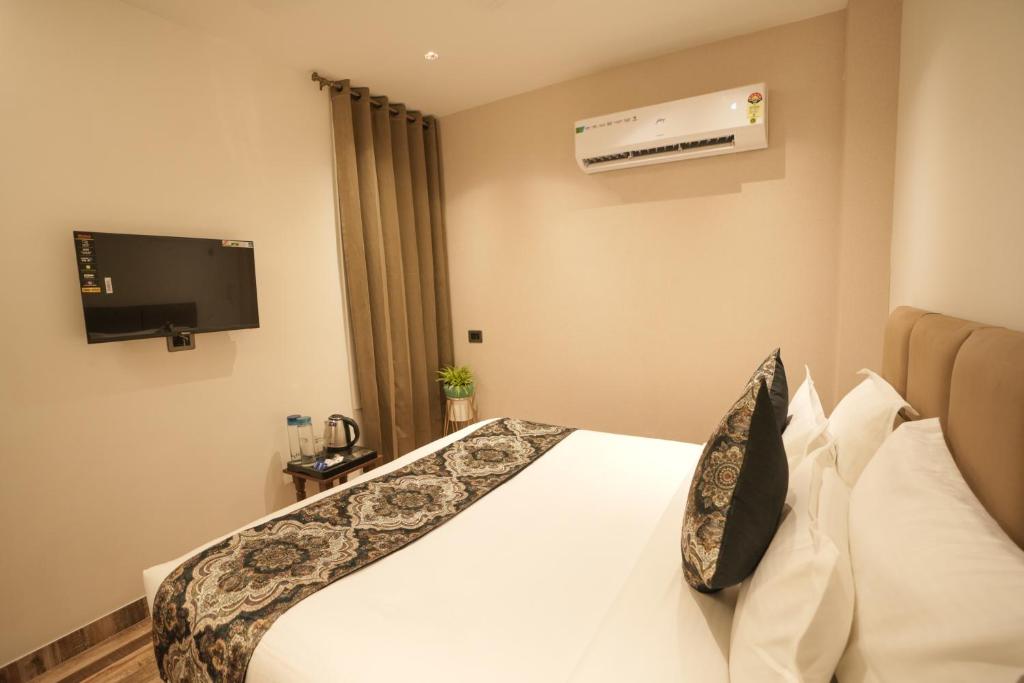 One Earth Elegant Amritsar - Deluxe Queen Room