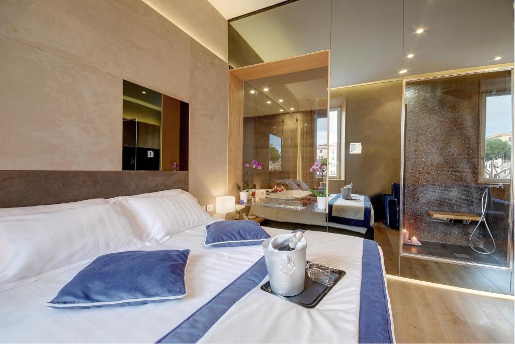 ローマにあるサン スイート ラグジュアリー パンテオンのベッドルーム1室(ベッド2台付)、バスルーム(バスタブ付)が備わります。