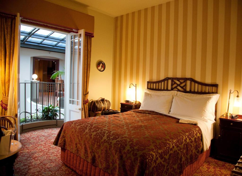 Postel nebo postele na pokoji v ubytování Hadley's Orient Hotel