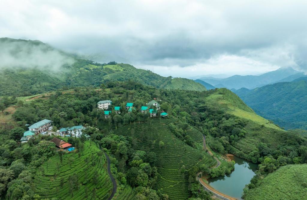 widok z góry na ośrodek w obiekcie Winter Vale Green Stay Resorts w mieście Vagamon
