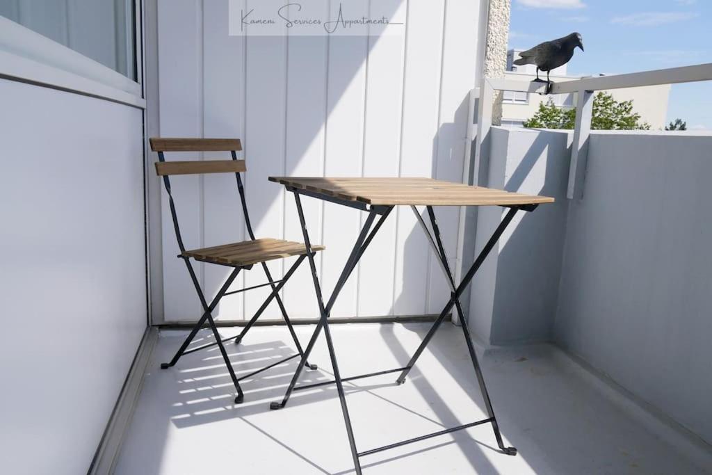 a bird sitting on a table on a balcony at Moderne 3-Zimmer-Wohnung für bis zu 7 Personen in Friesenheim