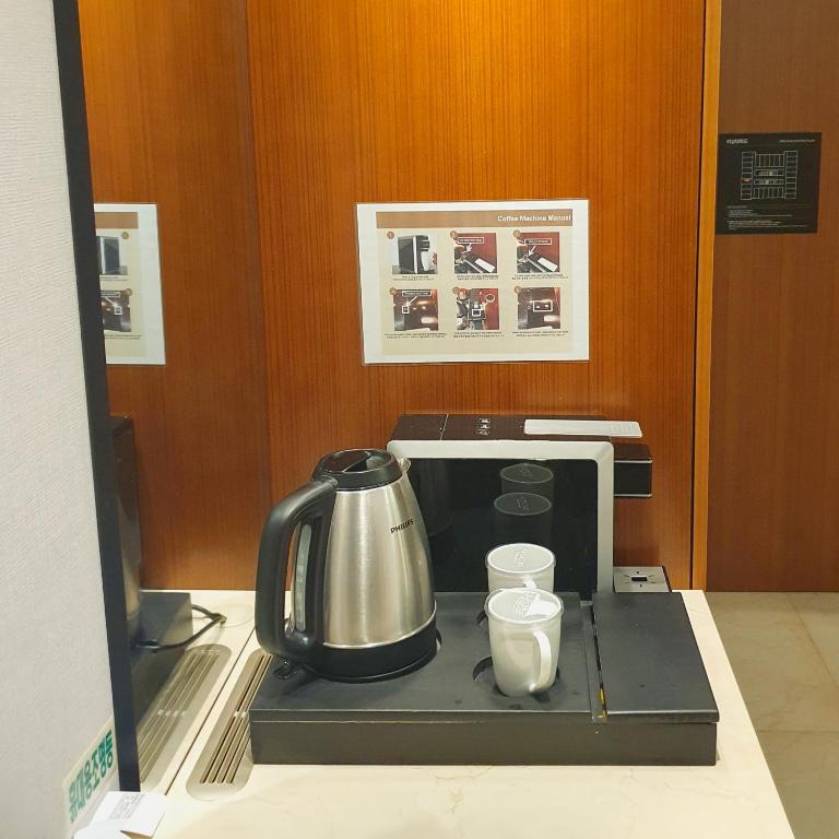 Příslušenství pro přípravu čaje a kávy v ubytování Hotel Skypark Central Seoul Pangyo