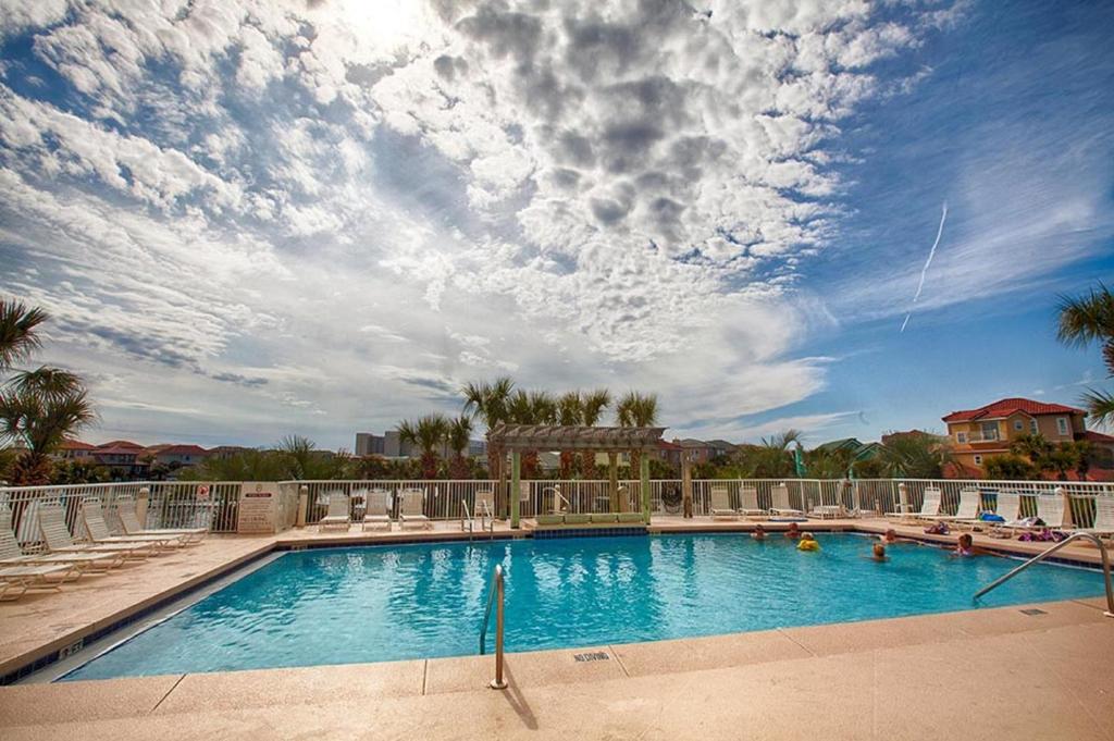 una gran piscina con un cielo nublado en Terrace at Pelican by Panhandle Getaways, en Destin