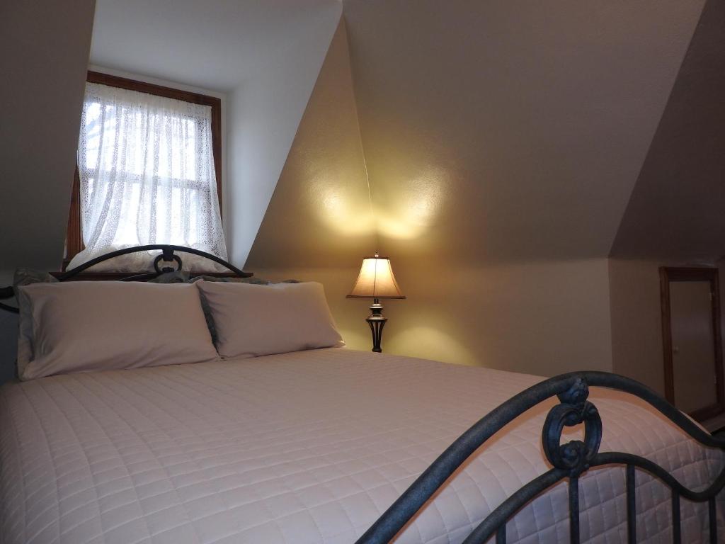 Postel nebo postele na pokoji v ubytování Champaign Garden Inn