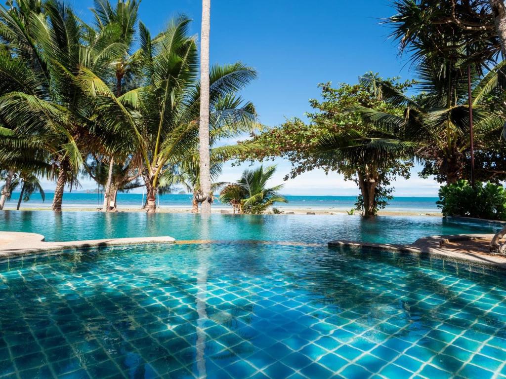 Bazén v ubytování Am Samui Resort Taling Ngam nebo v jeho okolí