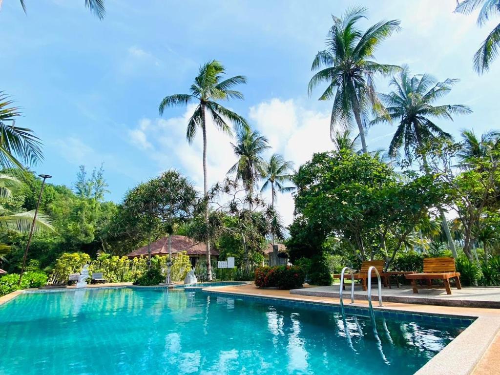 Bazén v ubytování Am Samui Resort Taling Ngam nebo v jeho okolí