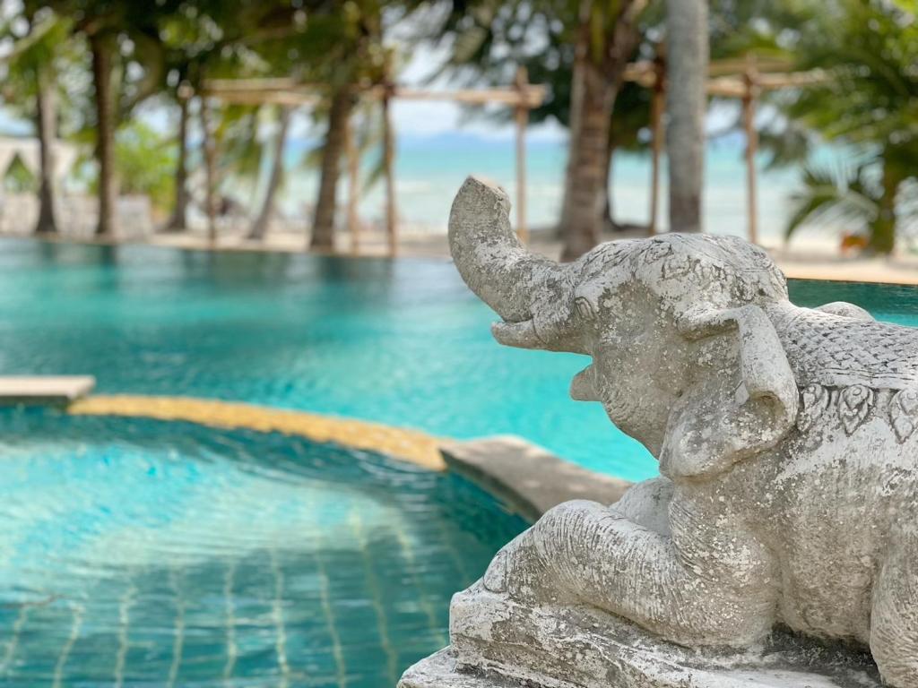 Bazén v ubytování Am Samui Resort Taling Ngam nebo v jeho okolí