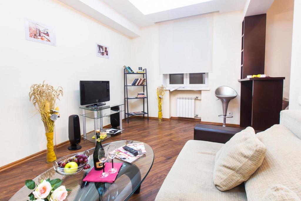 ein Wohnzimmer mit einem Sofa und einem Tisch in der Unterkunft Apartments Kiselyova 3 (2) in Minsk