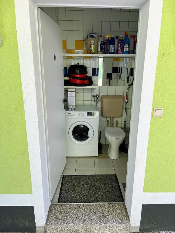 łazienka z pralką i toaletą w obiekcie AJO Apartments - Alte Donau Terrace Studio - Self-Check-in w Wiedniu
