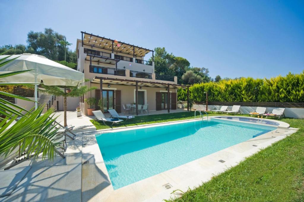 una piscina frente a una casa en Villa Orsalia with private pool, en Pigianos Kampos
