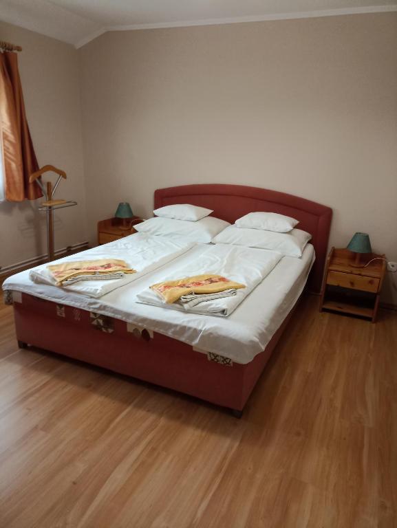 Postel nebo postele na pokoji v ubytování Bor Apartmanház