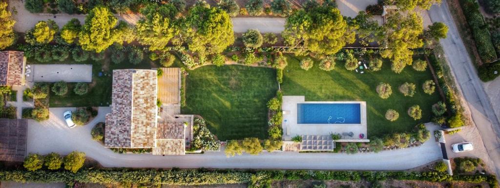une vue aérienne d'une cour avec une maison et un champ dans l'établissement Mas Au pays des Alpilles, à Eygalières